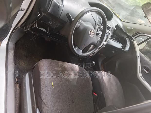 Toyota Vitz 2010 Silver