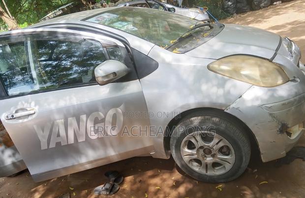 Toyota Vitz 2010 Silver