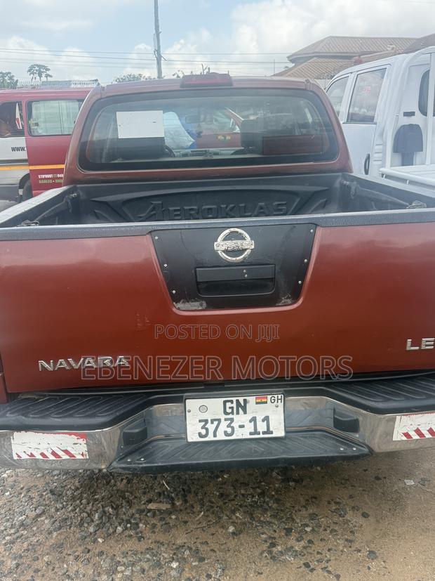 Nissan Navara 2011 Brown