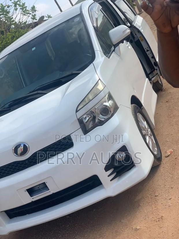 Toyota Voxy 2013 White