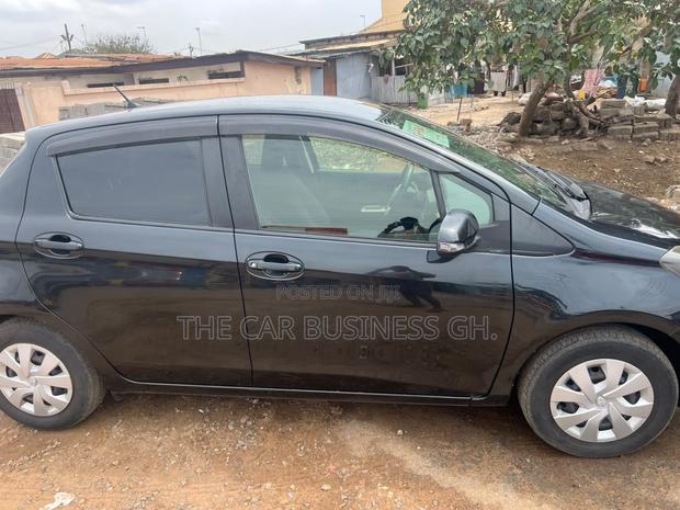 Toyota Vitz 1.3 FWD 5dr 2015 Black