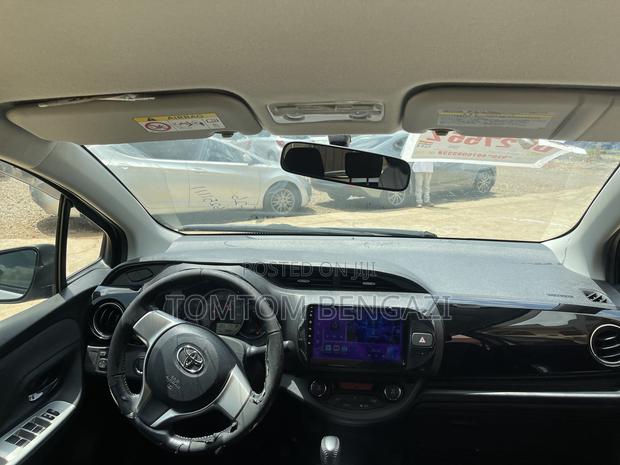 Toyota Vitz 1.3 FWD 5dr 2015 Silver