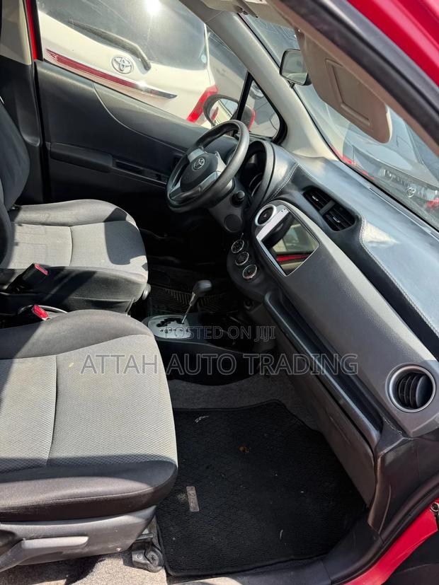 Toyota Vitz 2010 Red