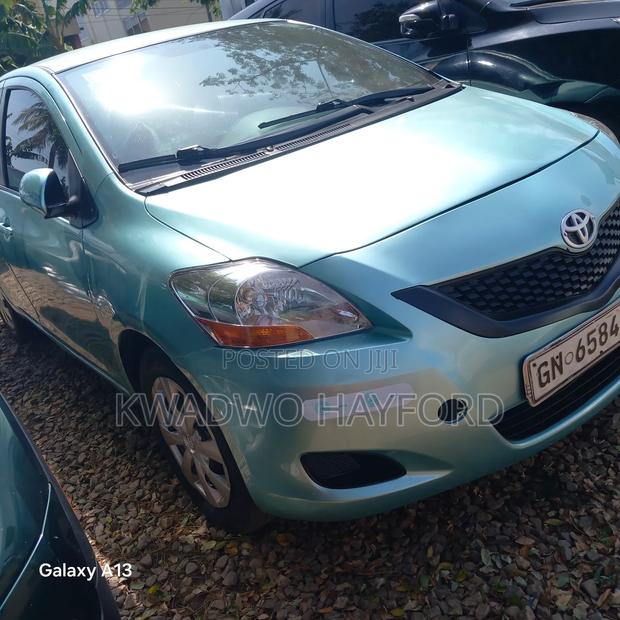 Toyota Yaris Base Sedan 4dr 2010 Green