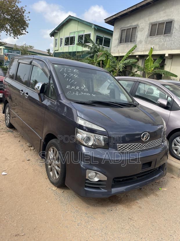 Toyota Voxy 2013