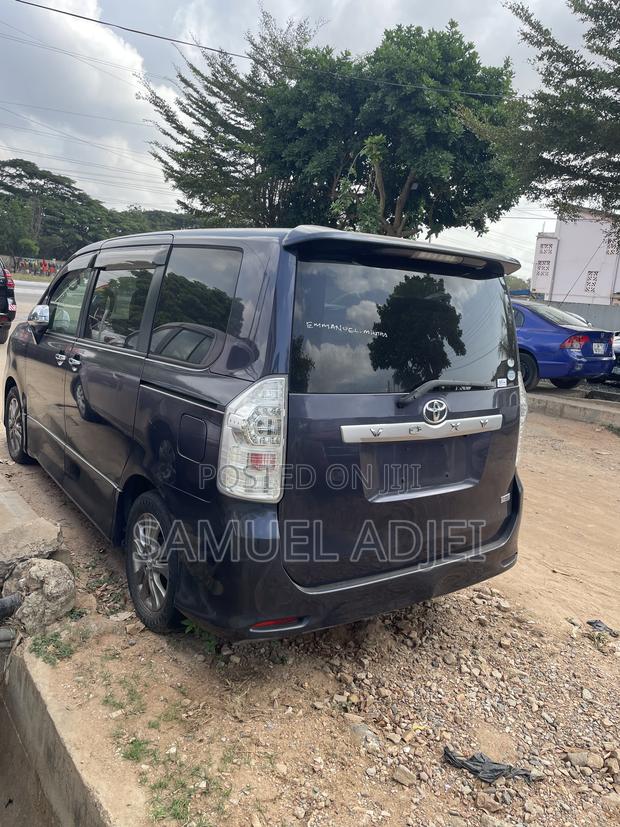 Toyota Voxy 2013