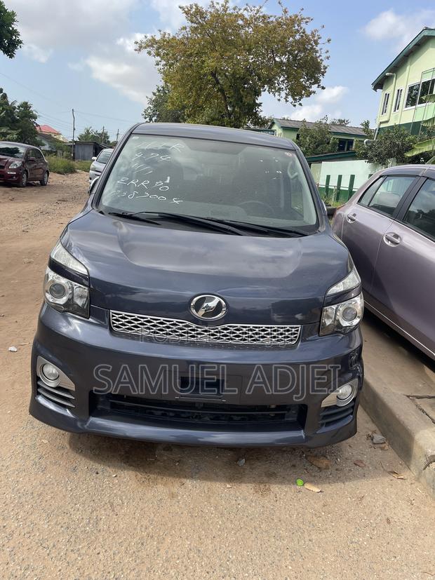 Toyota Voxy 2013