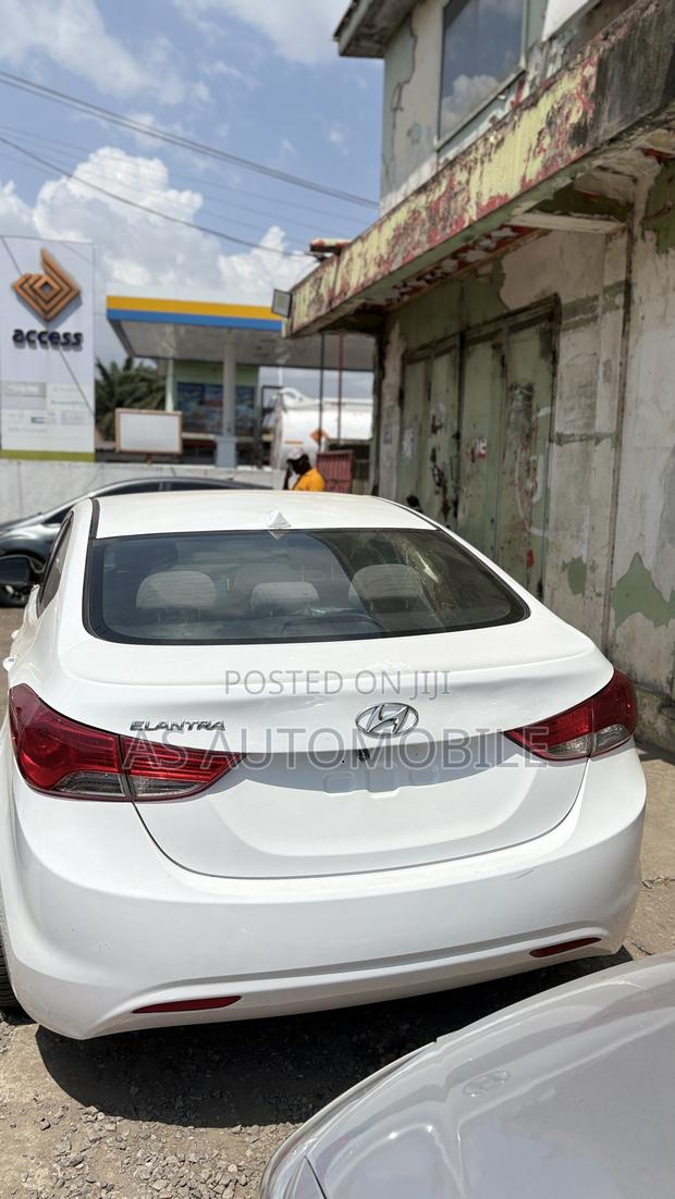 Hyundai Elantra Limited Sedan FWD (1.8L 4cyl 6A) 2013 White