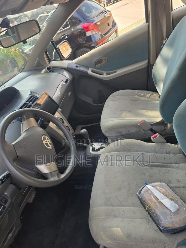 Toyota Vitz 2010 Silver