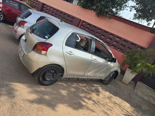 Toyota Vitz 2010 Silver