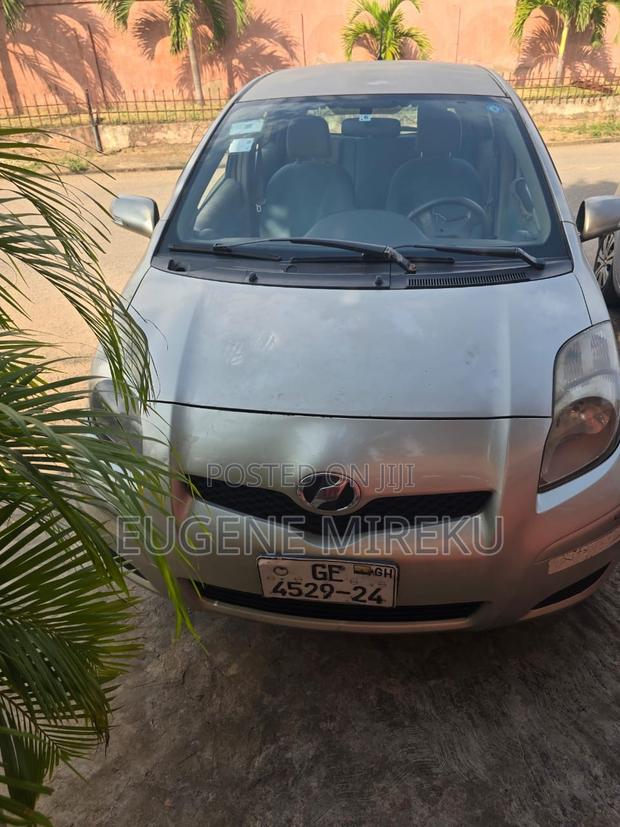 Toyota Vitz 2010 Silver