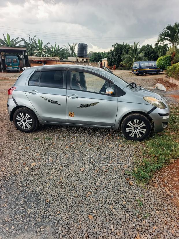 Toyota Vitz 2010 Gray
