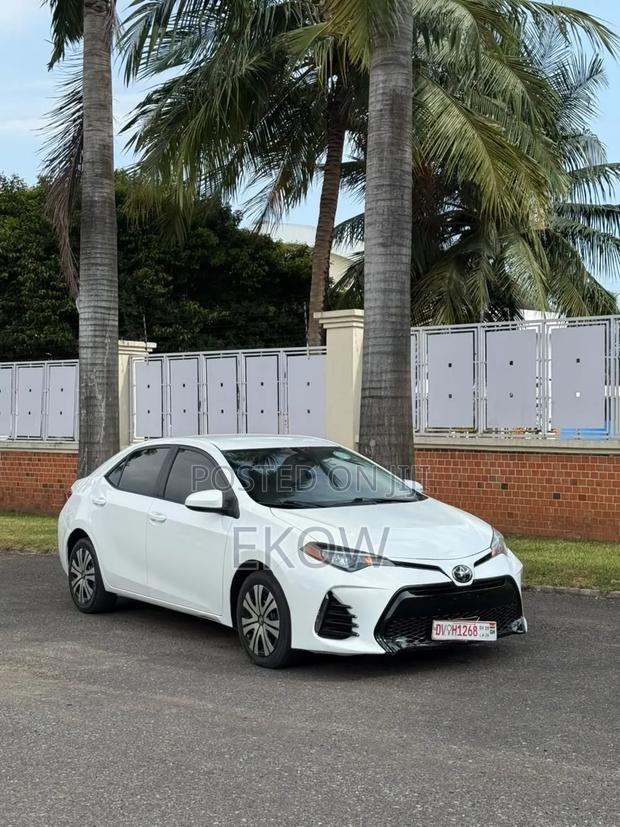 Toyota Corolla LE (1.8L 4cyl 2A) 2018 White