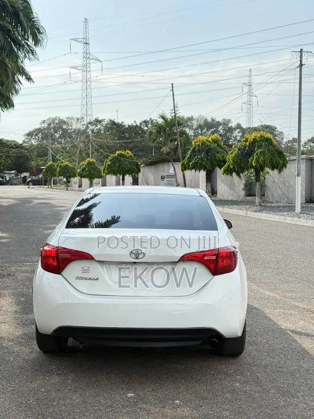 Toyota Corolla LE (1.8L 4cyl 2A) 2018 White
