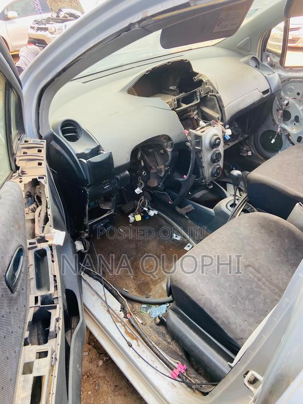 Toyota Vitz 2010 Silver