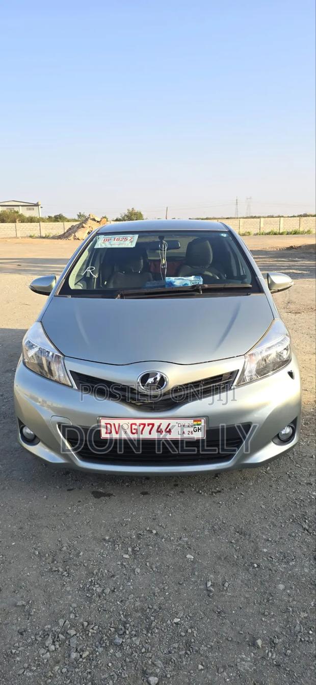 Toyota Vitz 2013 Silver