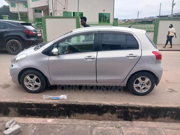 Toyota Vitz 1.3 FWD 5dr 2010 Silver