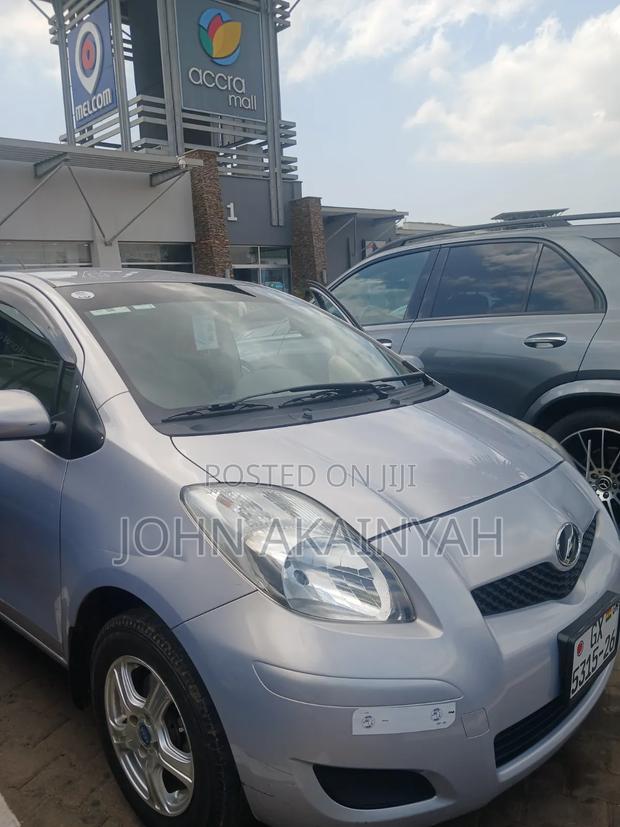 Toyota Vitz 1.3 FWD 5dr 2010 Silver