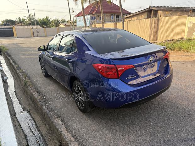 Toyota Corolla SE (1.8L 4cyl 6M) 2018 Blue