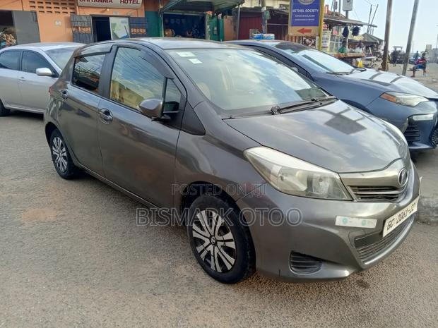 Toyota Vitz 1.3 FWD 5dr 2013 Gray