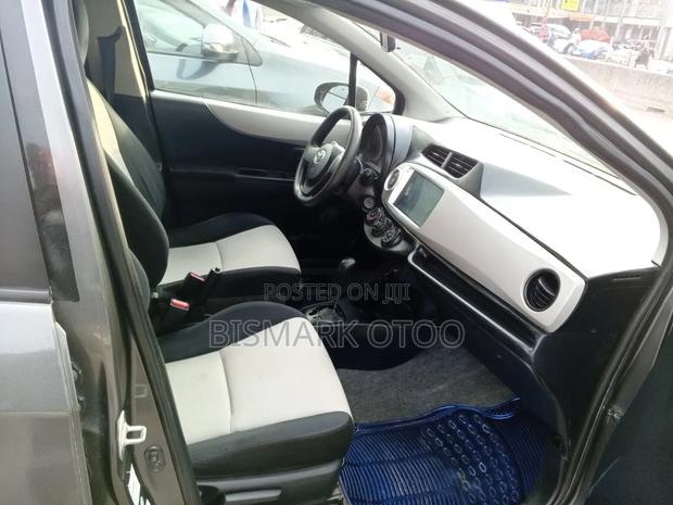 Toyota Vitz 1.3 FWD 5dr 2013 Gray