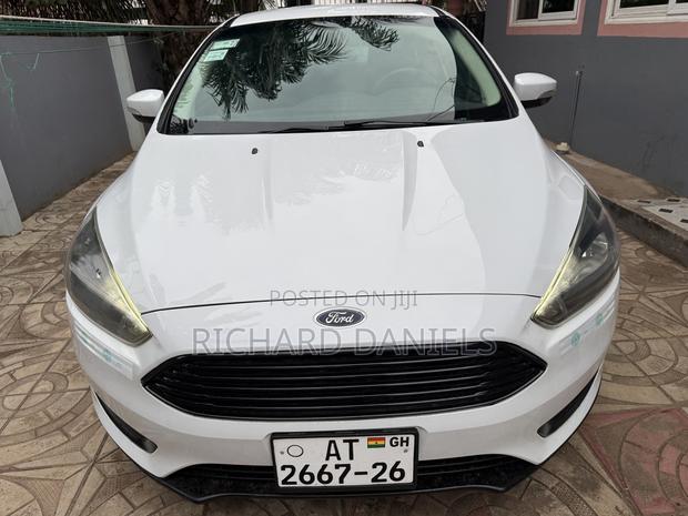 Ford Focus Titanium Hatchback FWD (2.0L 4cyl 6A) 2016 White