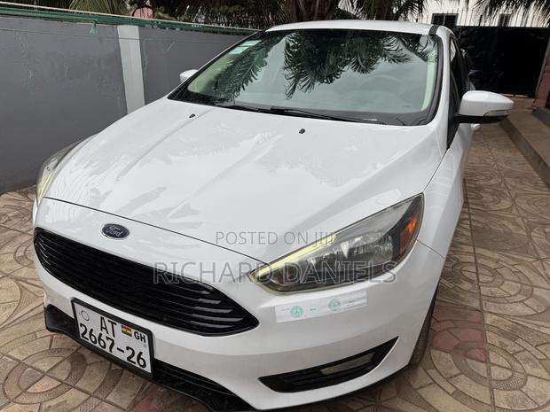 Ford Focus Titanium Hatchback FWD (2.0L 4cyl 6A) 2016 White