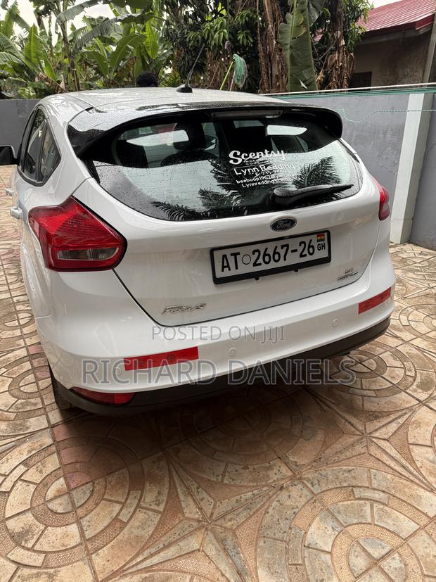 Ford Focus Titanium Hatchback FWD (2.0L 4cyl 6A) 2016 White