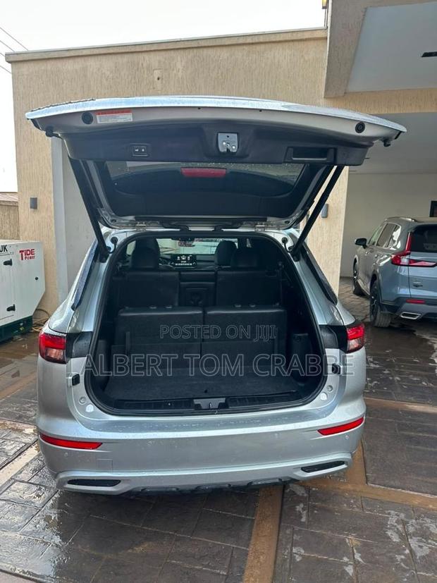 Mitsubishi Outlander SEL Launch Edition 2022 Silver
