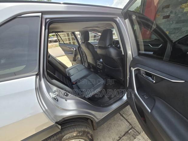 Toyota RAV4 XLE Premium 2022 Silver