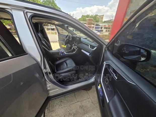 Toyota RAV4 XLE Premium 2022 Silver