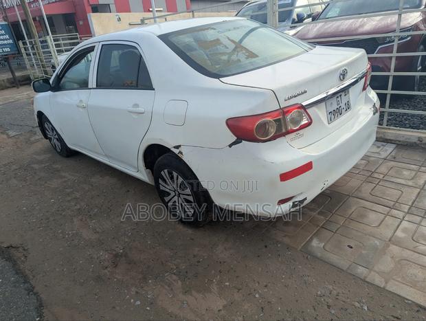 Toyota Corolla LE Special Edition 4dr Sedan (1.8L 4cyl 4A) 2013 White