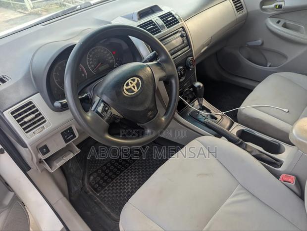 Toyota Corolla LE Special Edition 4dr Sedan (1.8L 4cyl 4A) 2013 White