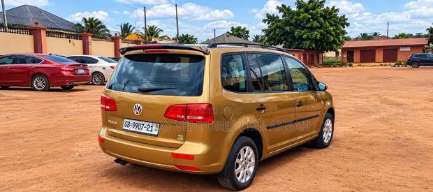 Volkswagen Touran 2015 Gold