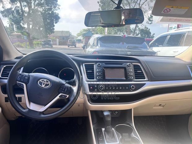 Toyota Highlander LE V6 2019 Black