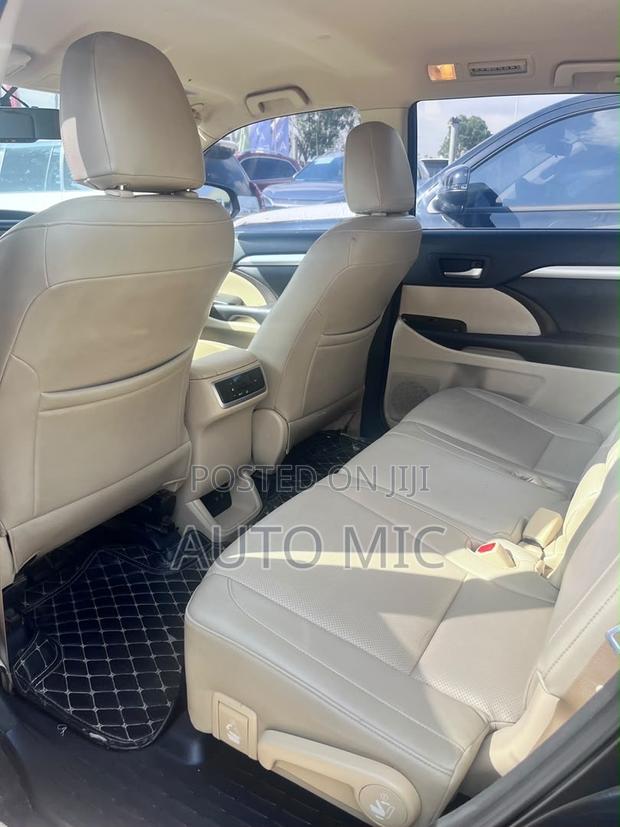 Toyota Highlander LE V6 2019 Black