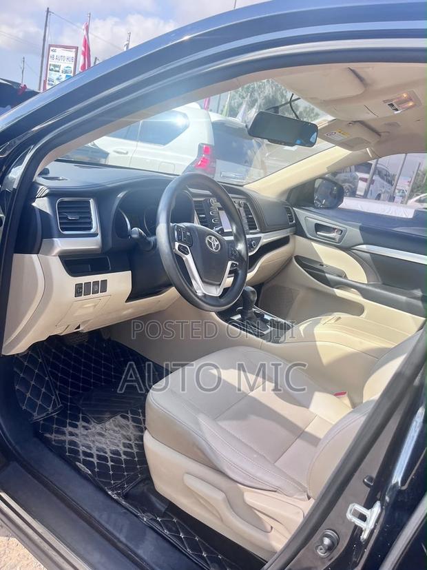 Toyota Highlander LE V6 2019 Black