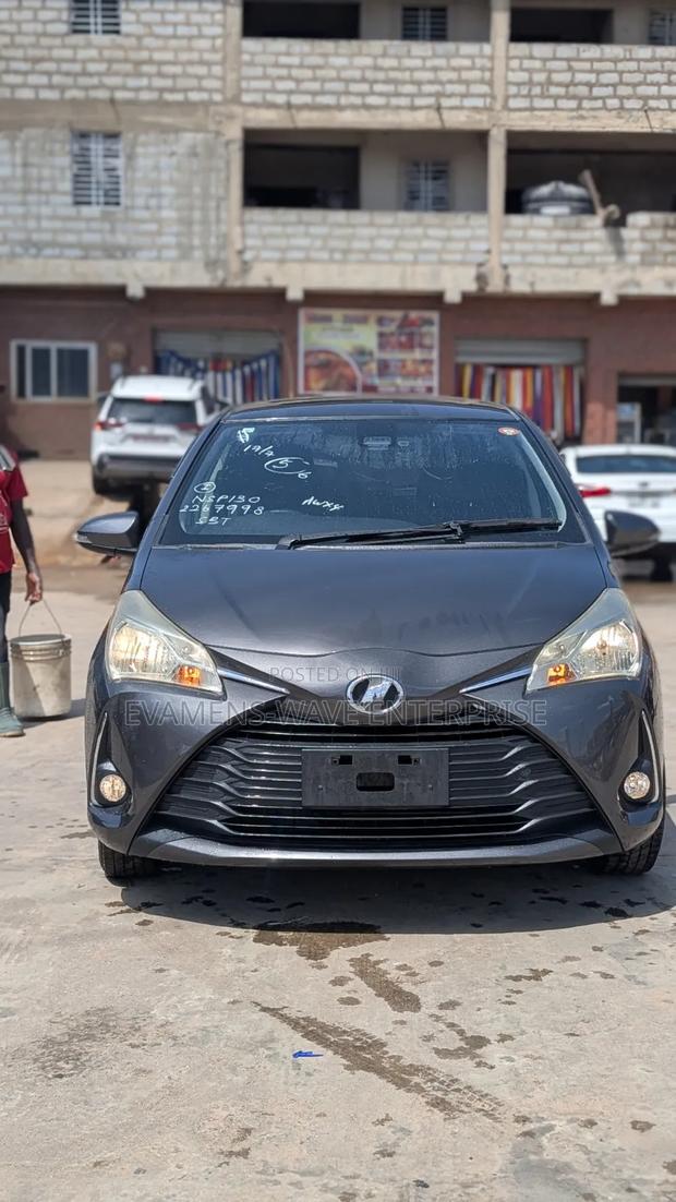Toyota Vitz 1.3 FWD 5dr 2017 Gray