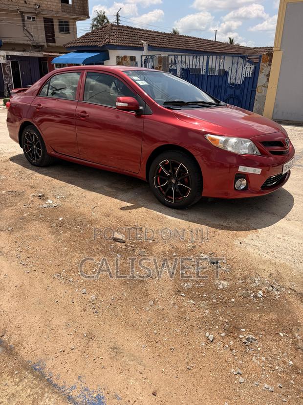 Toyota Corolla LE 4dr Sedan (1.8L 4cyl 4A) 2013
