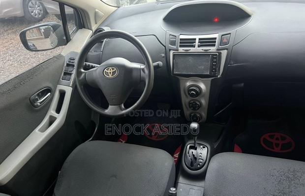 Toyota Vitz 1.3 AWD 3dr 2010 Gray