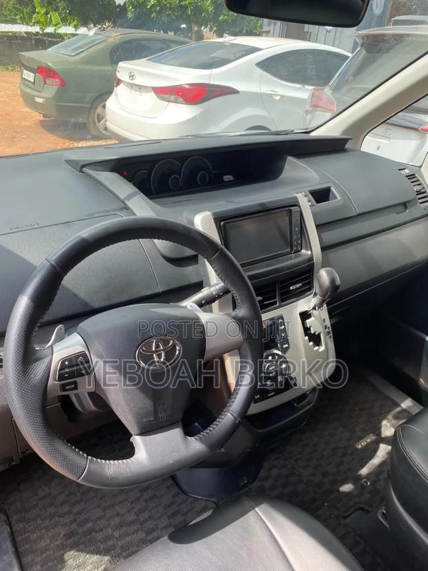 Toyota Voxy 2013 Black