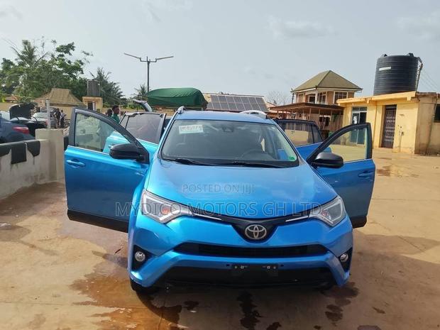 Toyota RAV4 LE 4dr SUV AWD (2.5L 4cyl 6A) 2018 Blue