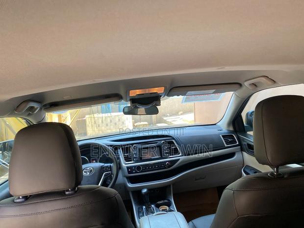 Toyota Highlander LE 2019 Gray