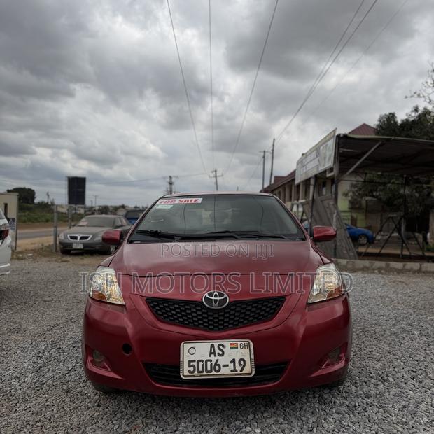 Toyota Yaris Base Sedan 4dr 2010 Red