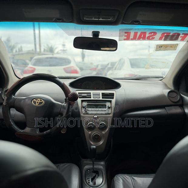 Toyota Yaris Base Sedan 4dr 2010 Red