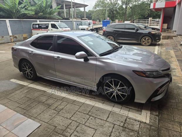 Toyota Camry SE 2022 Silver