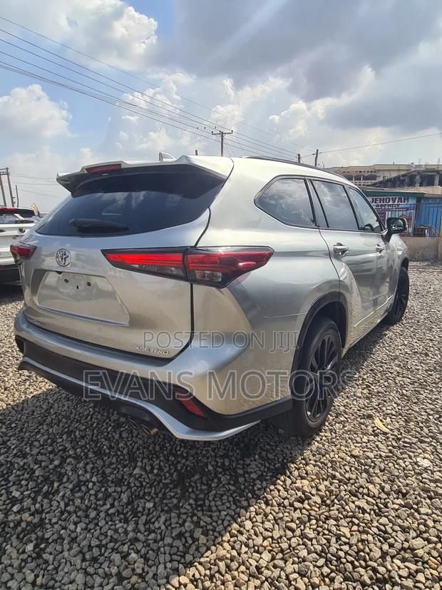 Toyota Highlander XSE AWD 2024 Silver