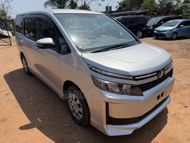 Toyota Voxy ZS 2WD 8-Seater 2014 Silver