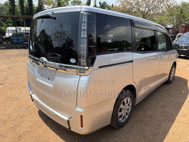 Toyota Voxy ZS 2WD 8-Seater 2014 Silver