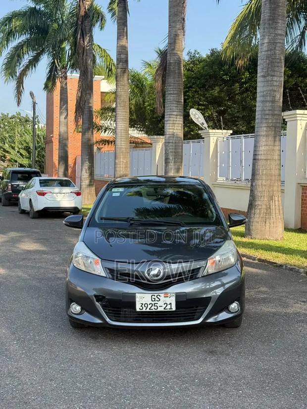 Toyota Vitz 2012 Gray